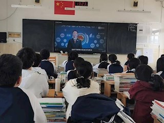 小海中学青少年法治宣传周系列活动---组织全体学生收看青少年法治教育片